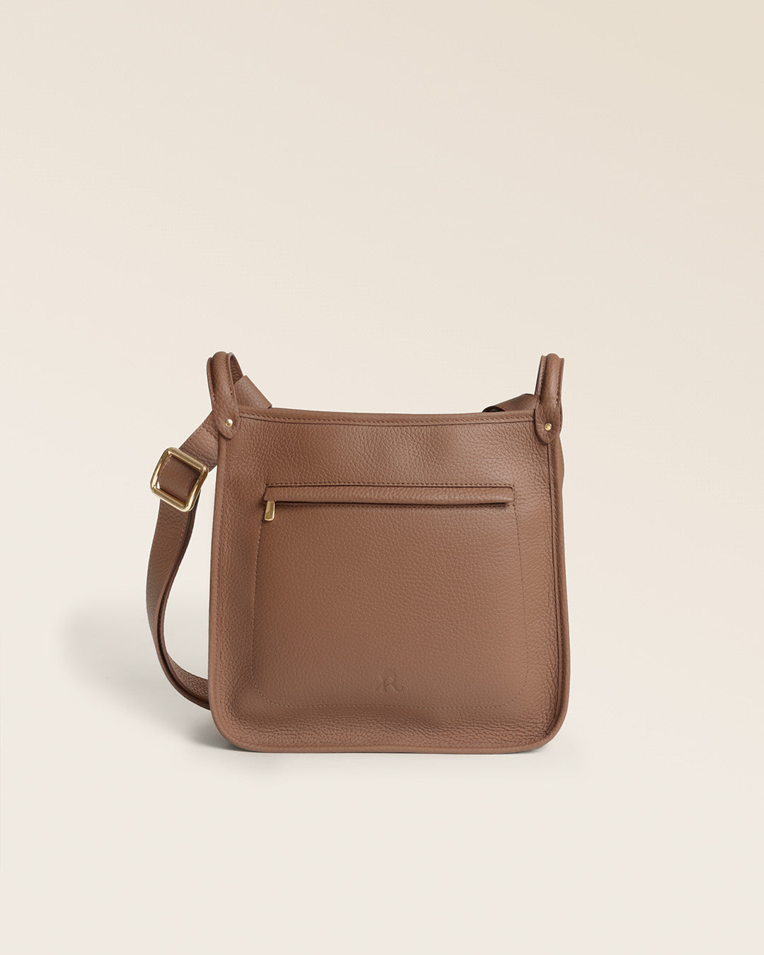 Le sac Stan Renouard en cuir façon vigogne fauve, vu de face en studio.
