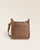 Le sac Stan Renouard en cuir façon vigogne fauve, vu de face en studio.