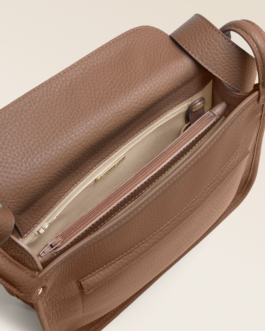 Le sac Stan Renouard en cuir façon vigogne fauve, vu ouvert en studio.