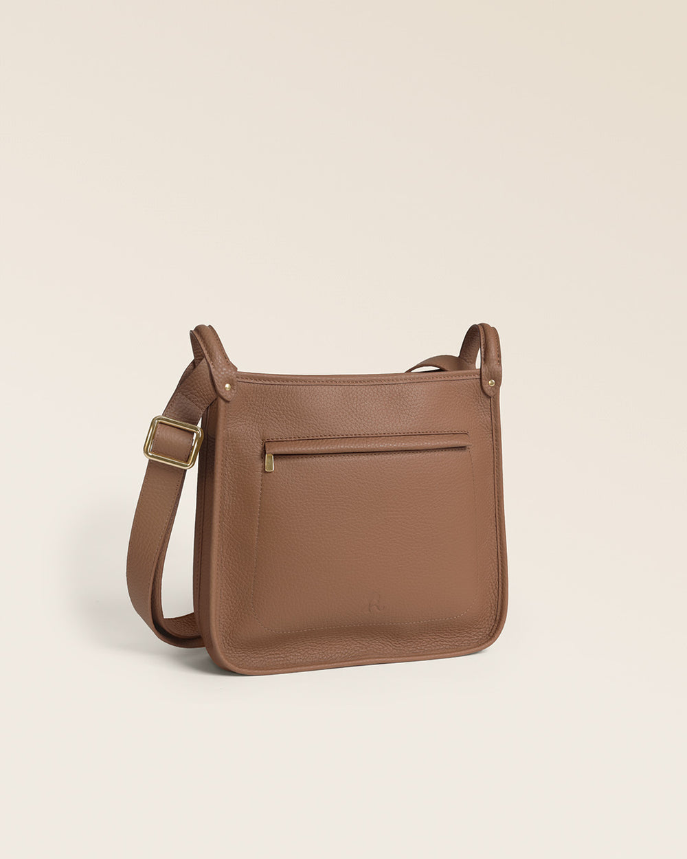 Le sac Stan Renouard en cuir façon vigogne fauve, vu de quart en studio.