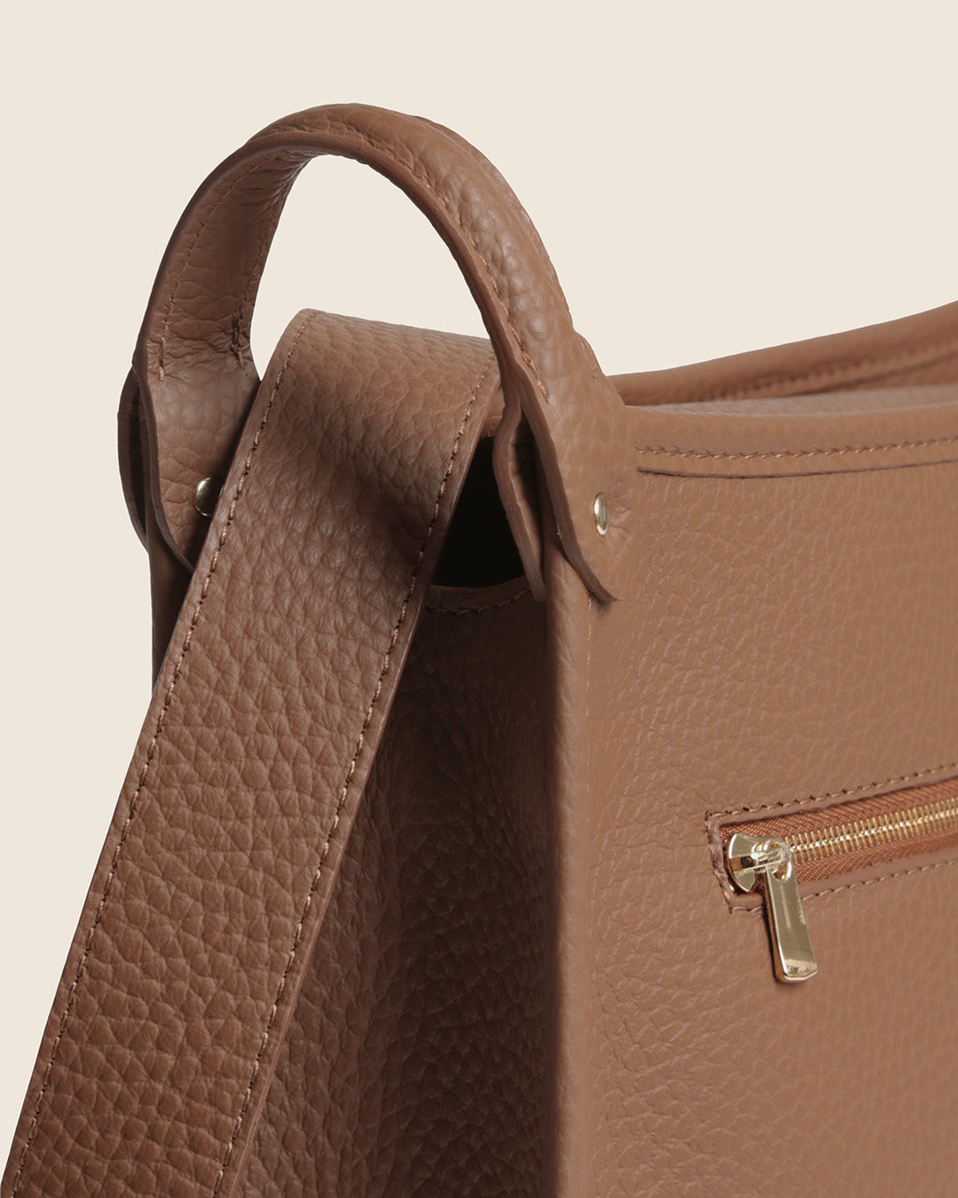 Le sac Stan Renouard en cuir façon vigogne fauve, vu de près en studio.