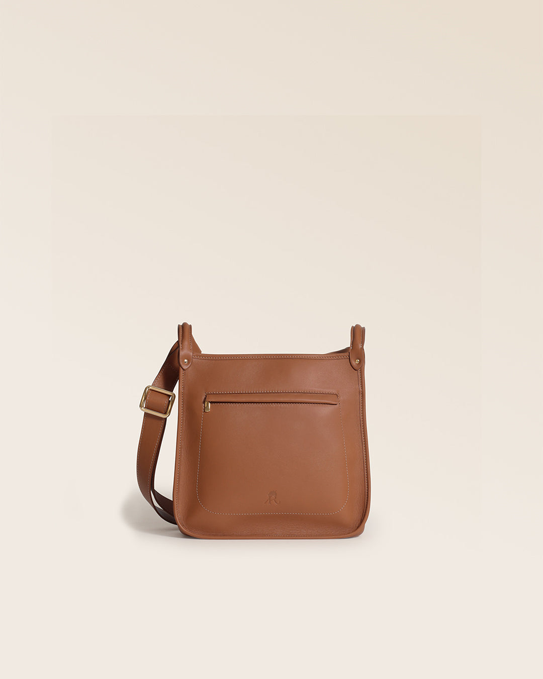 Notre sac Stan Renouard en cuir vintage camel vu de face en studio.