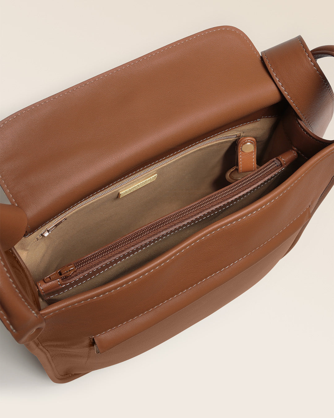 Notre sac Stan Renouard en cuir vintage camel vu ouvert en studio.