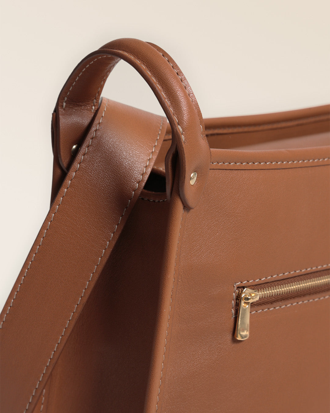 Notre sac Stan Renouard en cuir vintage camel vu de près en studio.