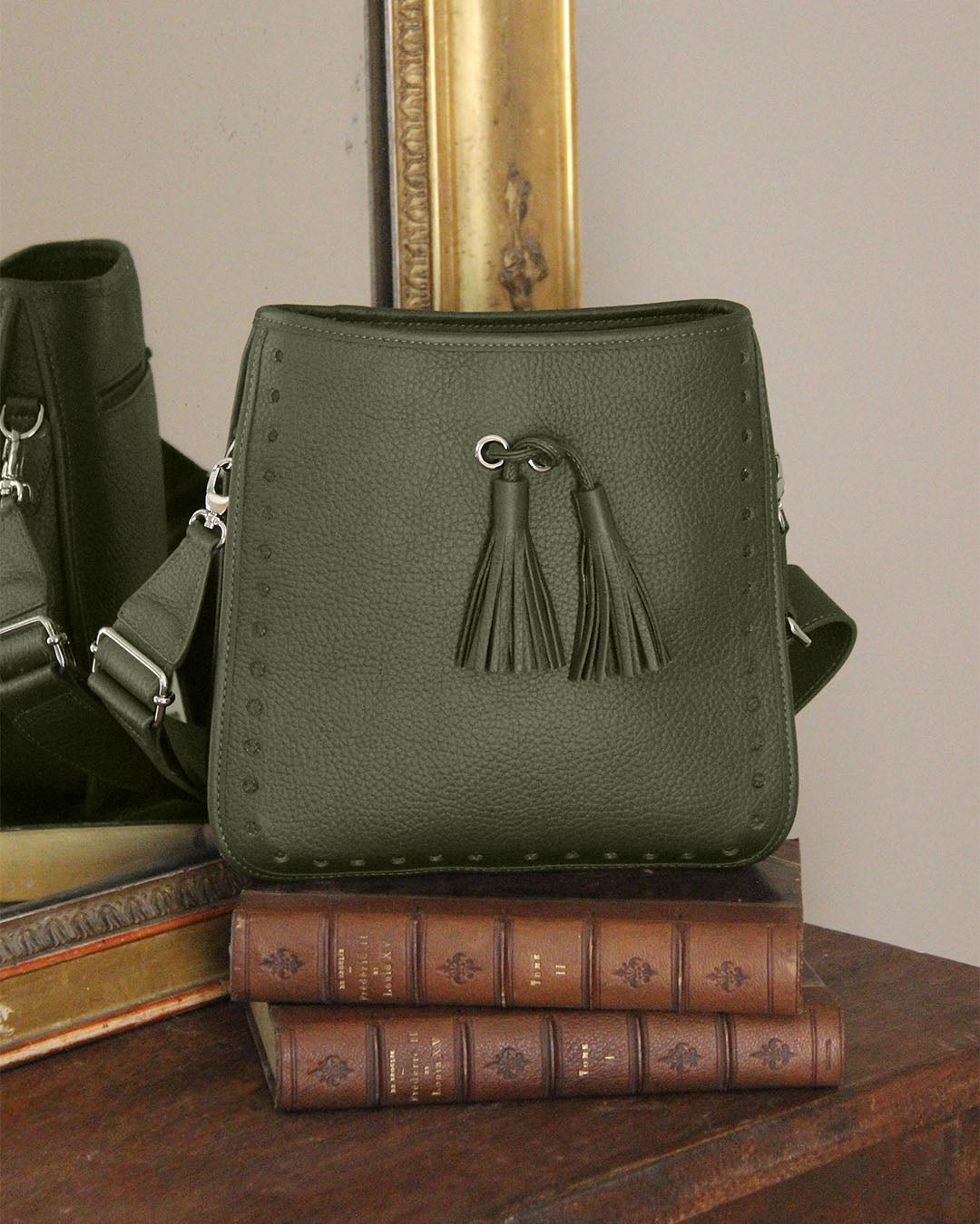 Notre sac Tilbury Renouard en cuir façon vigogne kaki, vu de face en ambiance.