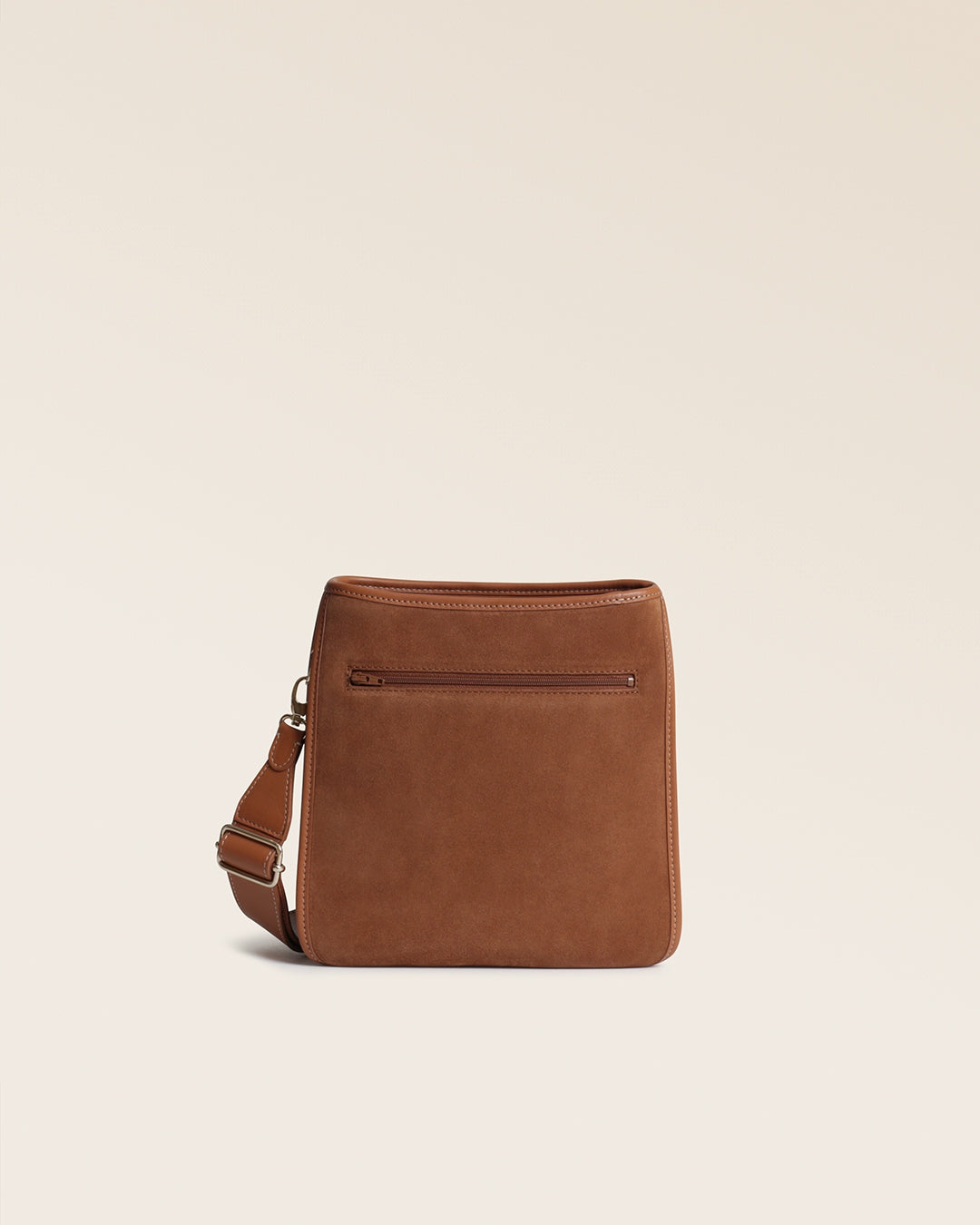 Notre sac Tilbury Renouard en cuir veau velours noisette, vu de dos en studio.