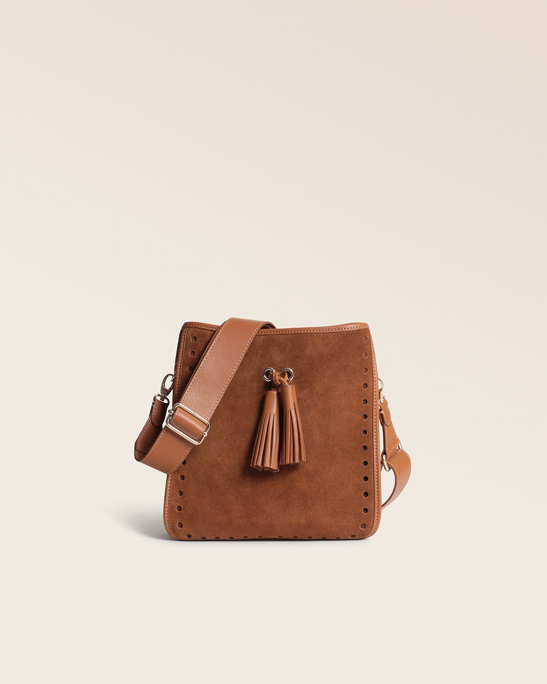 Notre sac Tilbury Renouard en cuir veau velours noisette, vu de face en studio.
