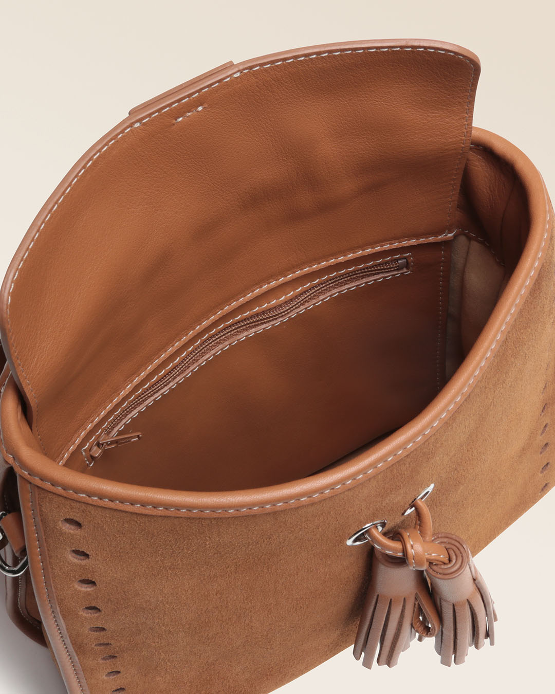 Notre sac Tilbury Renouard en cuir veau velours noisette, vu de l'intérieur en studio.