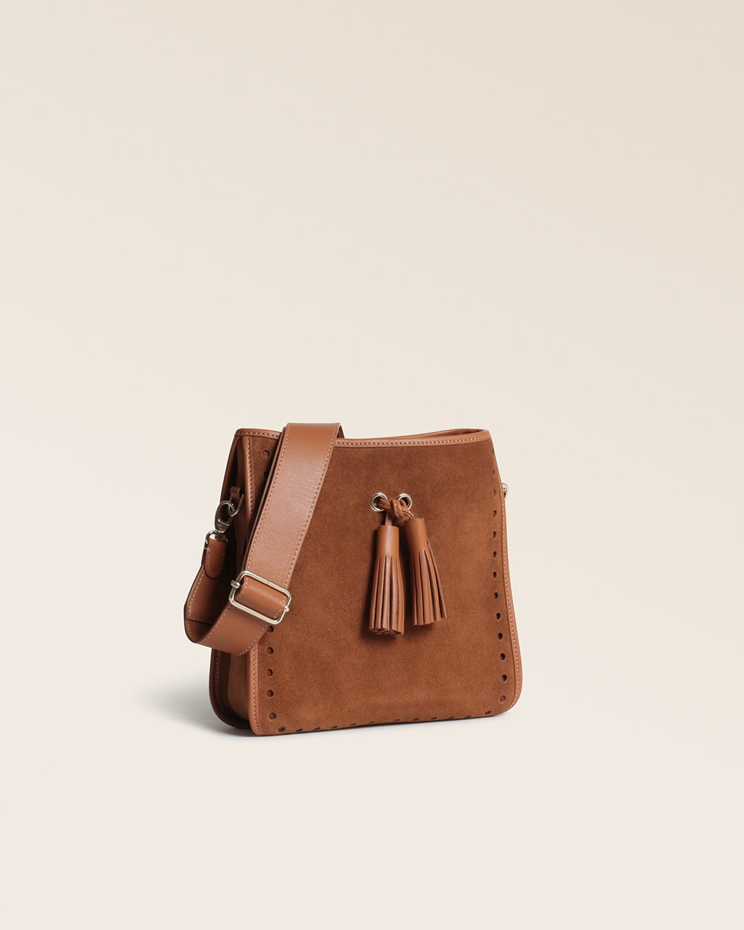 Notre sac Tilbury Renouard en cuir veau velours noisette, vu de quart en studio.