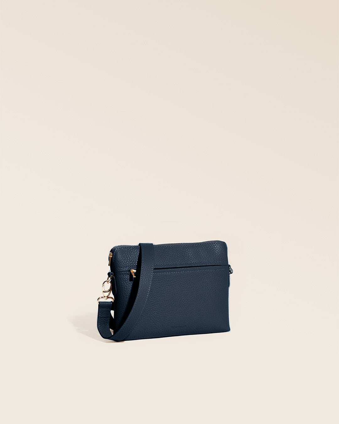 Notre sac Touline en cuir façon vigogne bleu marine vu de quart en studio.