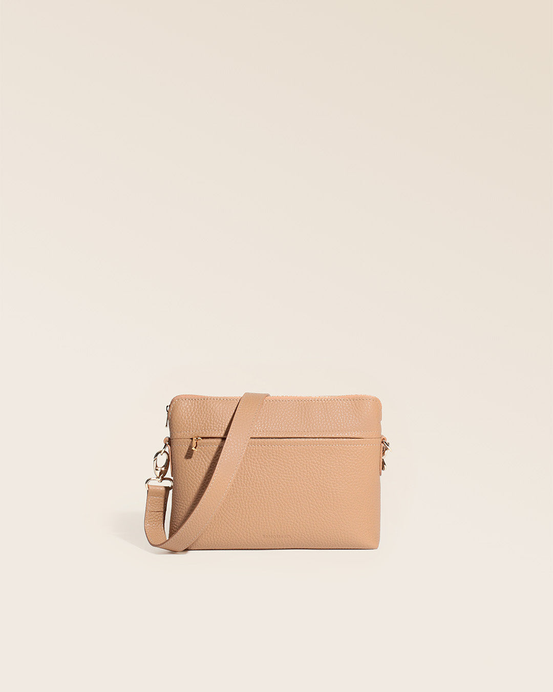 Notre sac Touline en cuir façon vigogne cappuccino vu de face en studio.