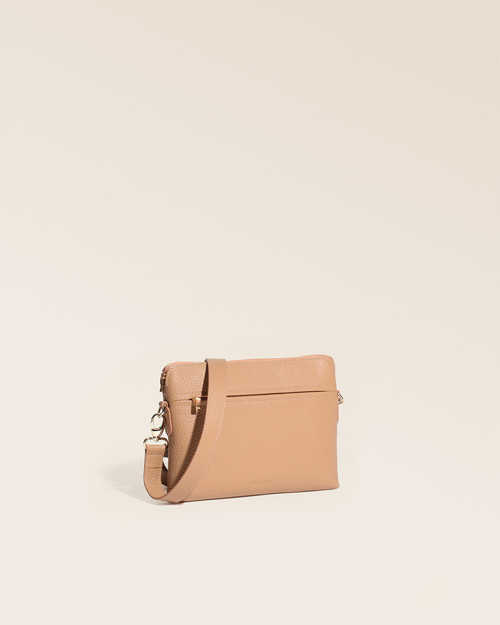 Notre sac Touline en cuir façon vigogne cappuccino vu de quart en studio.
