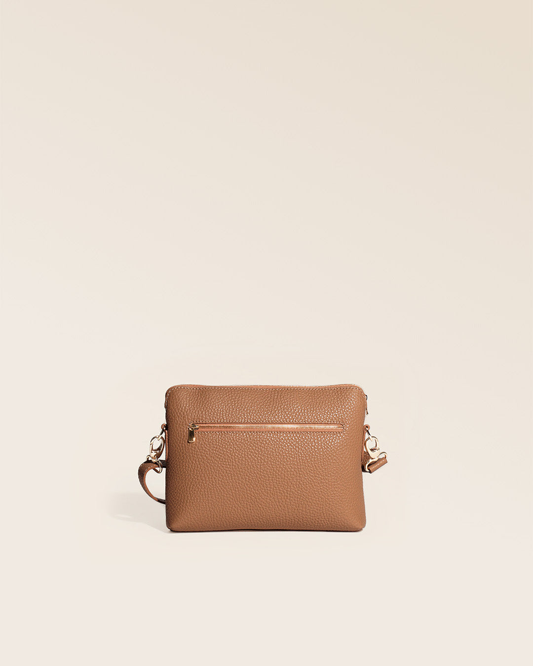 Notre sac Touline en cuir façon vigogne fauve vu du dos en studio.