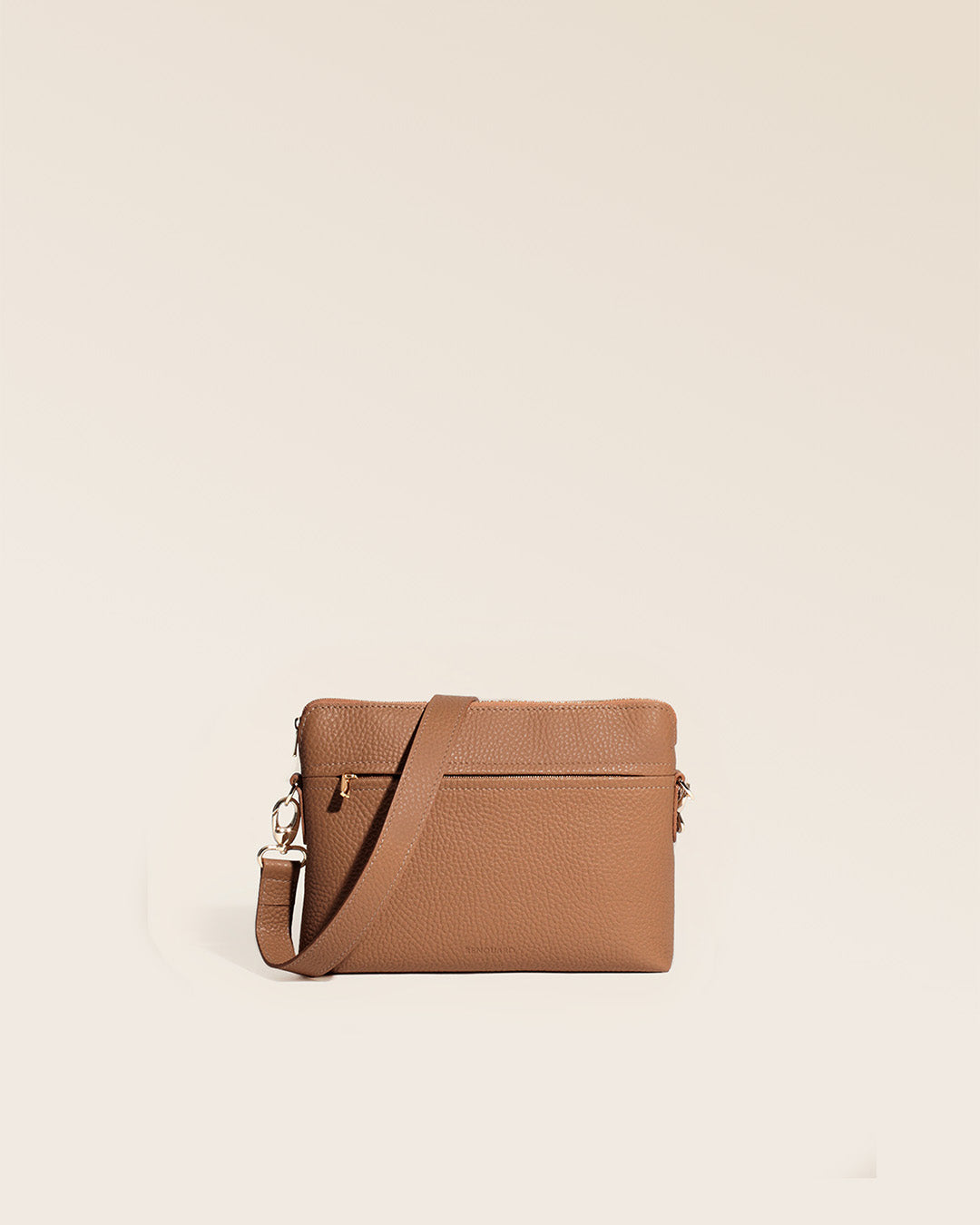 Notre sac Touline en cuir façon vigogne fauve vu de face en studio.
