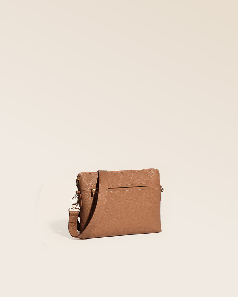 Notre sac Touline en cuir façon vigogne fauve vu de quart en studio.