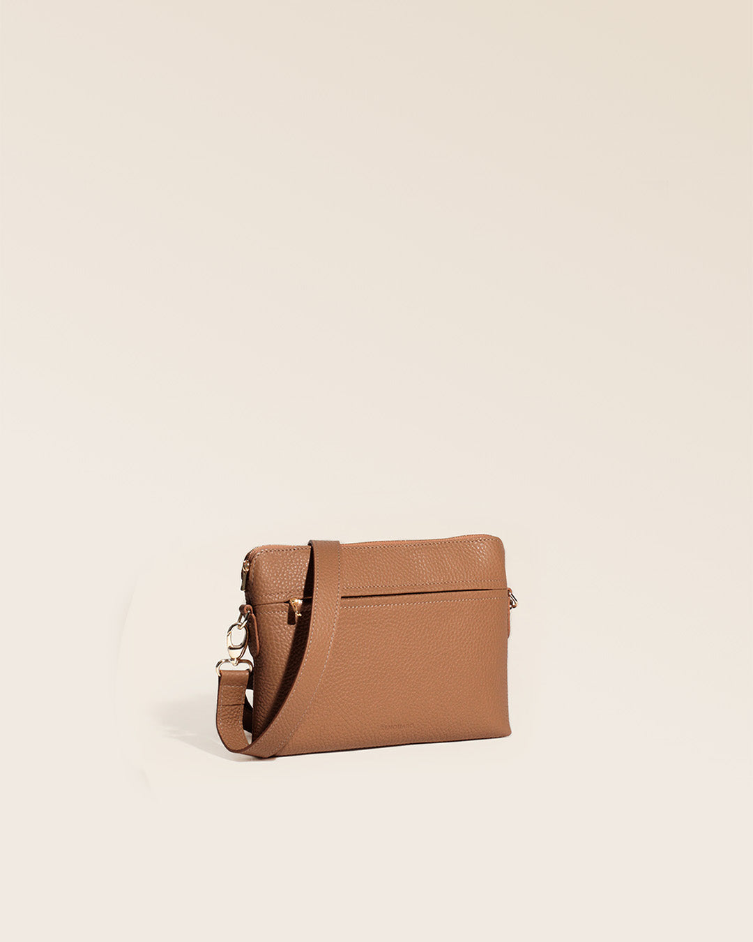 Notre sac Touline en cuir façon vigogne fauve vu de quart en studio.