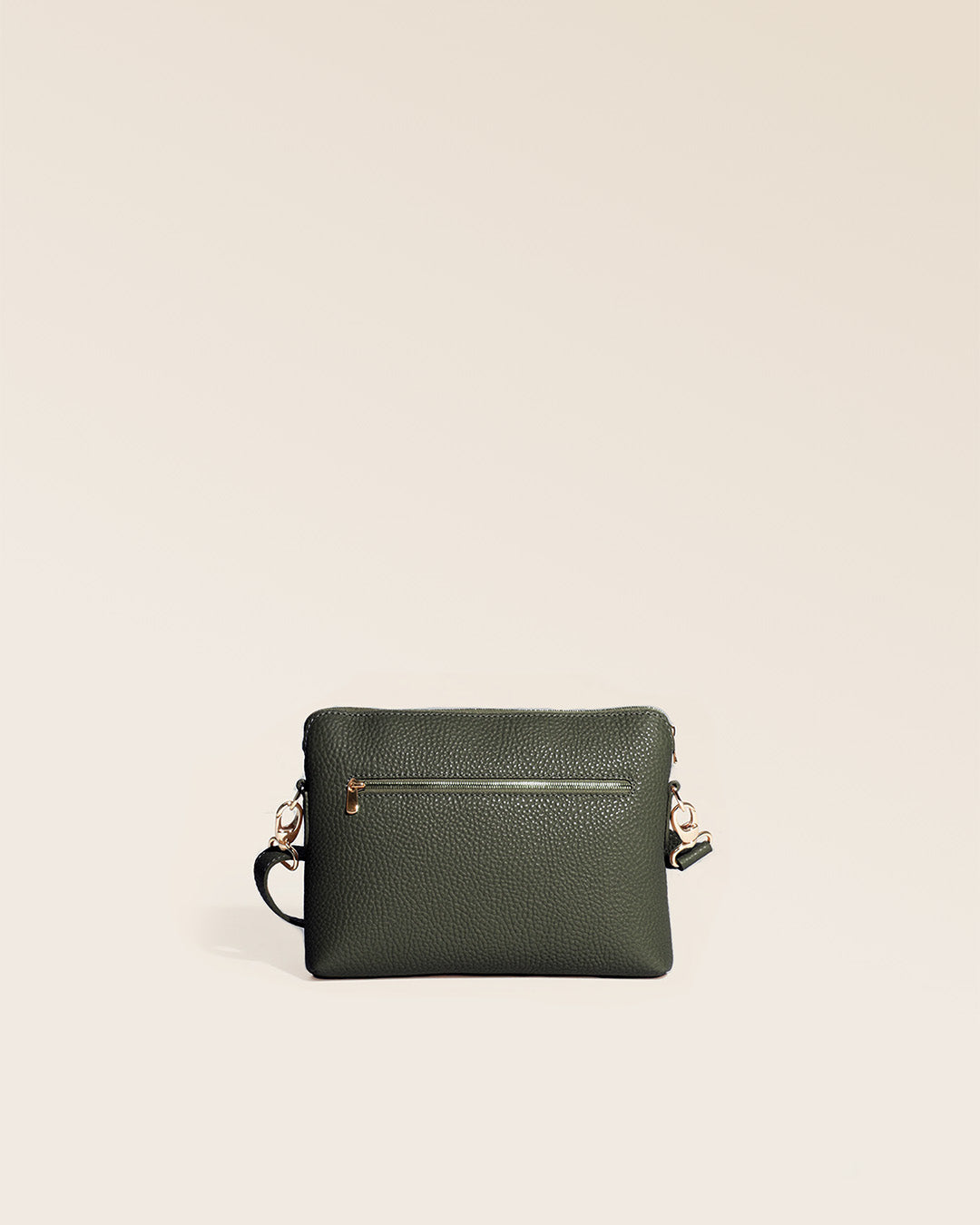 Notre sac Touline en cuir façon vigogne kaki vu de dos en studio.