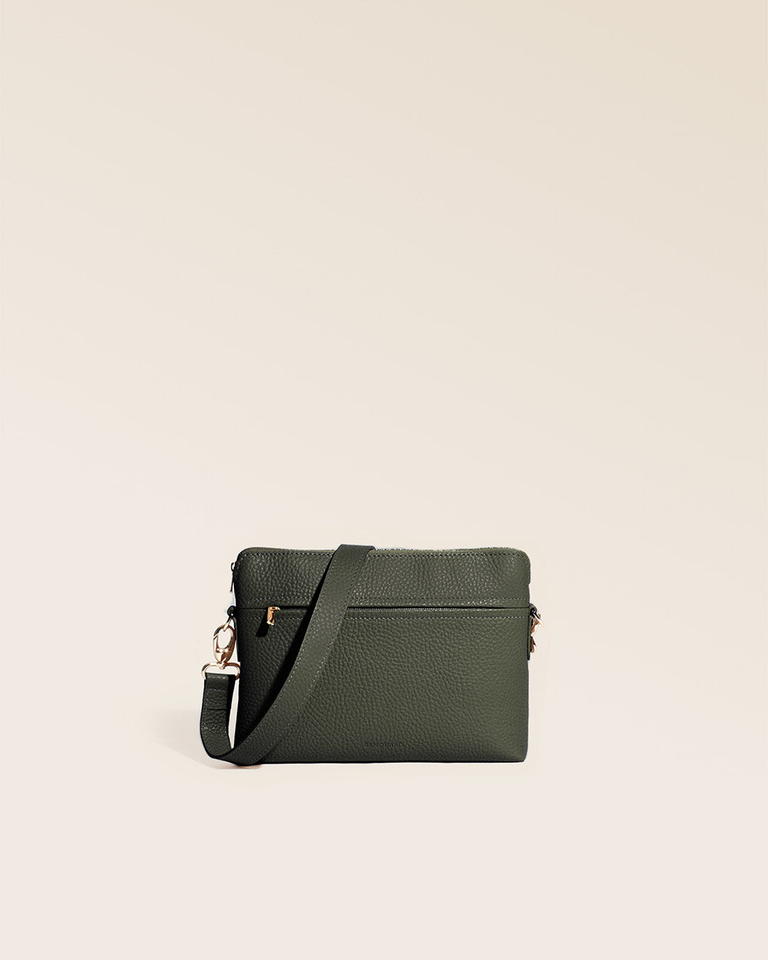 Notre sac Touline en cuir façon vigogne kaki vu de face en studio.