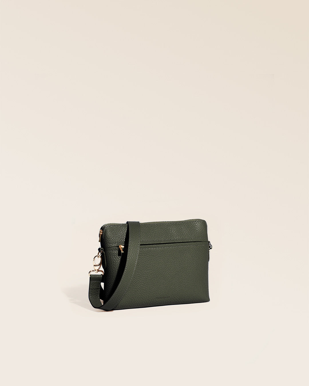 Notre sac Touline en cuir façon vigogne kaki vu de quart en studio.
