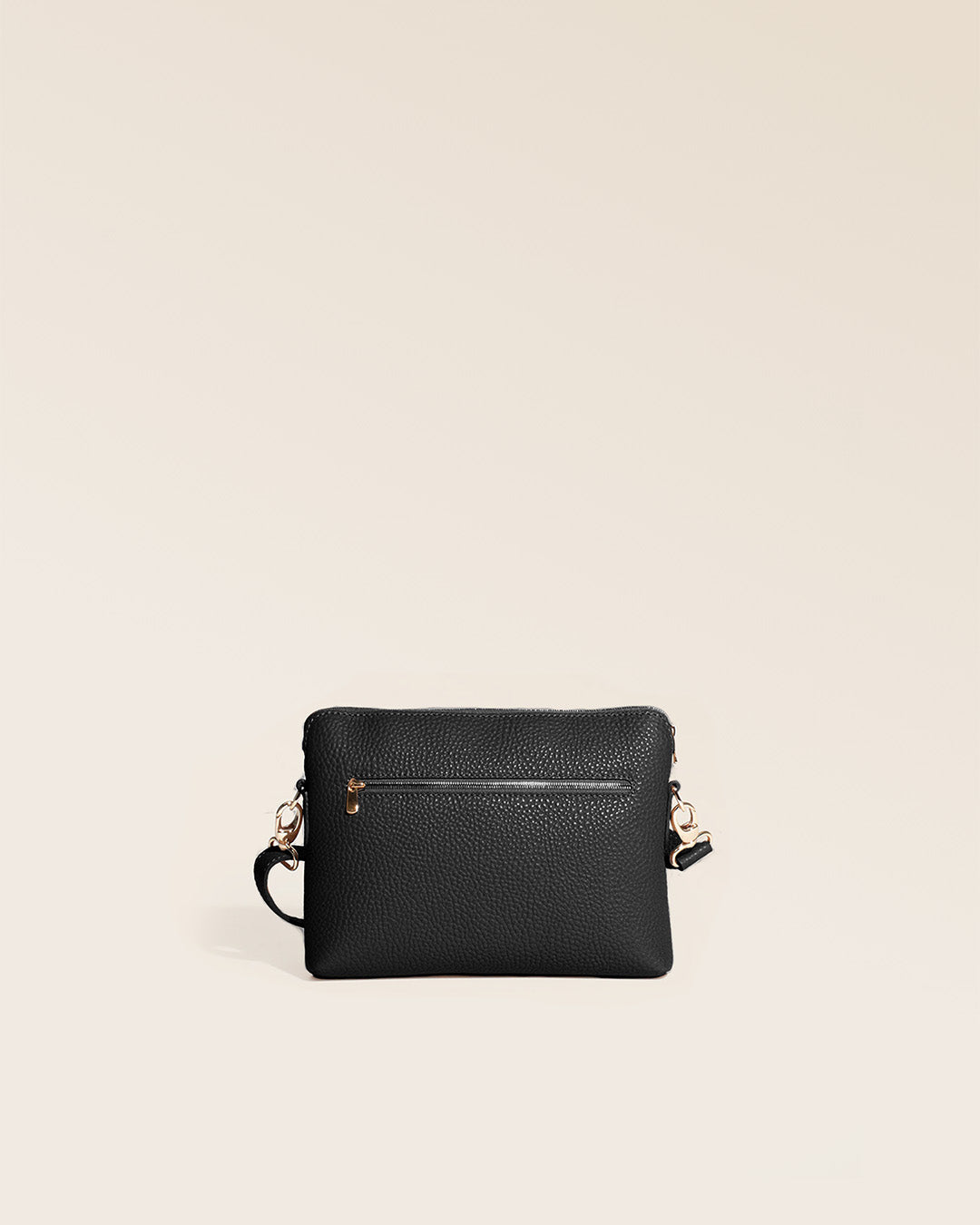 Notre sac Touline en cuir façon vigogne noir vu de dos en studio.