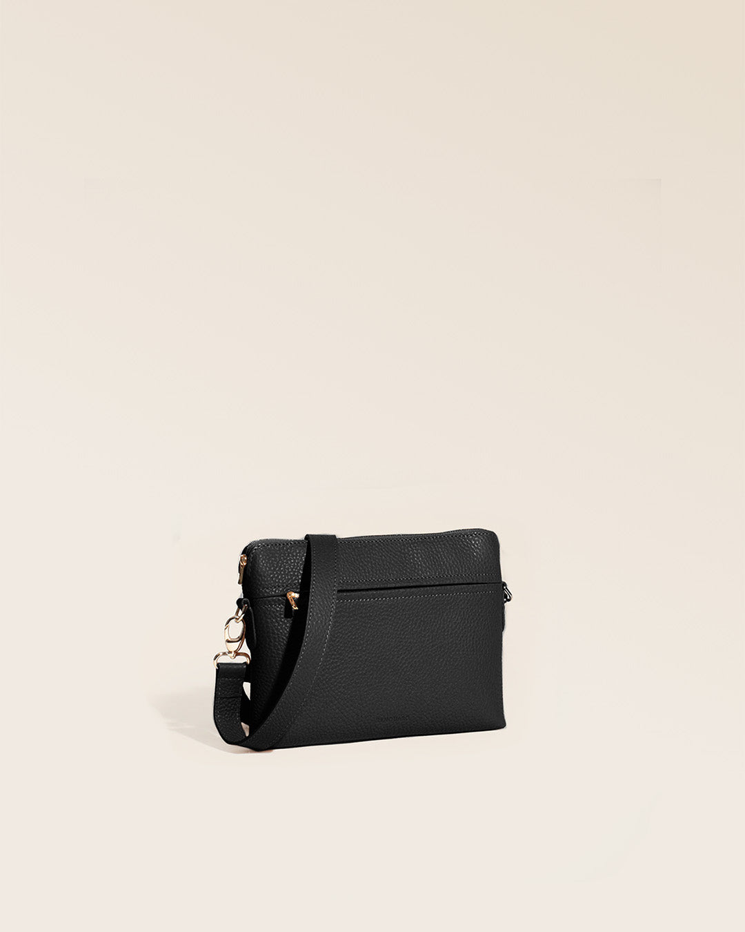 Notre sac Touline en cuir façon vigogne noir vu de quart en studio.