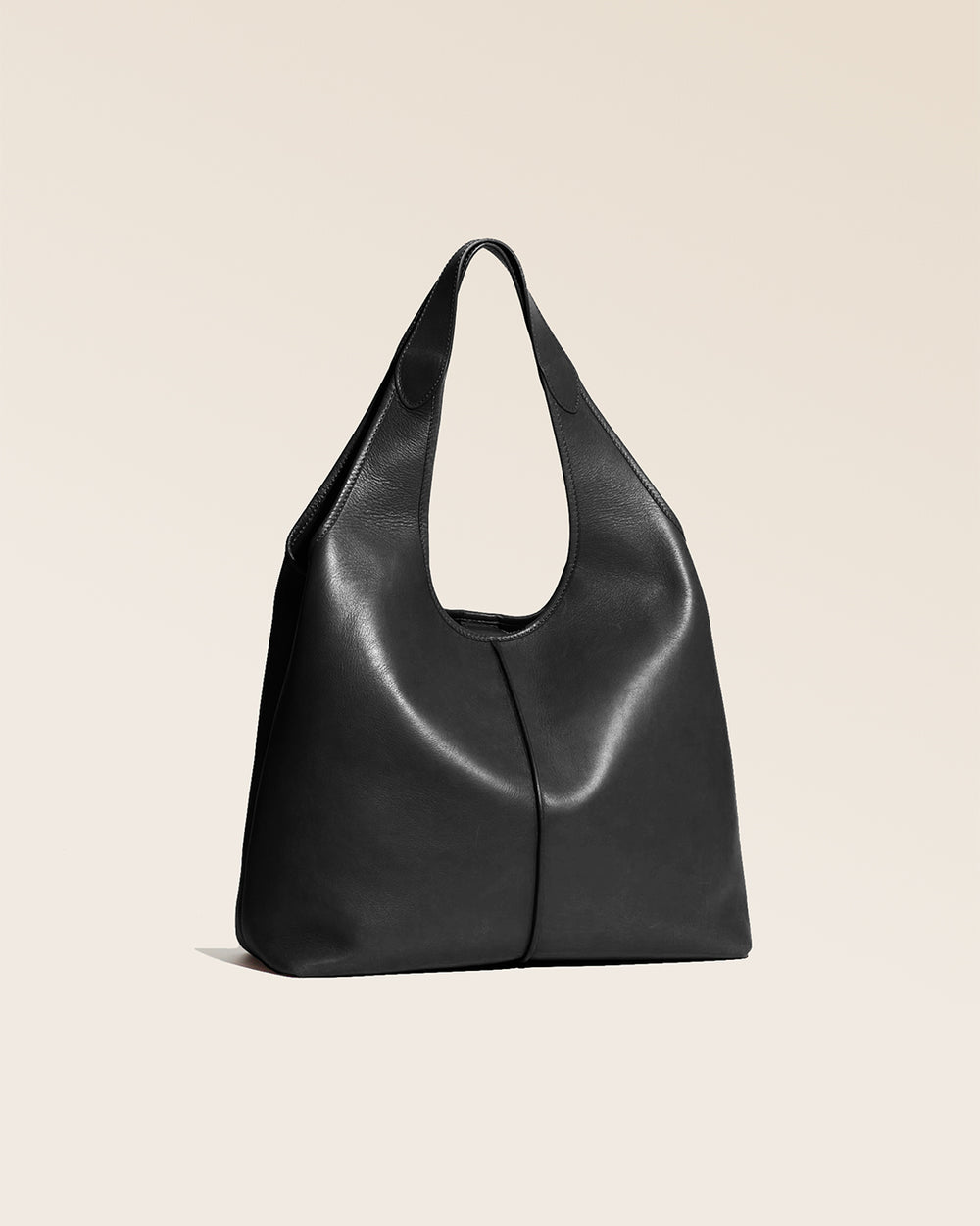Notre sac Valentine en cuir lisse noir vu de quart en studio.