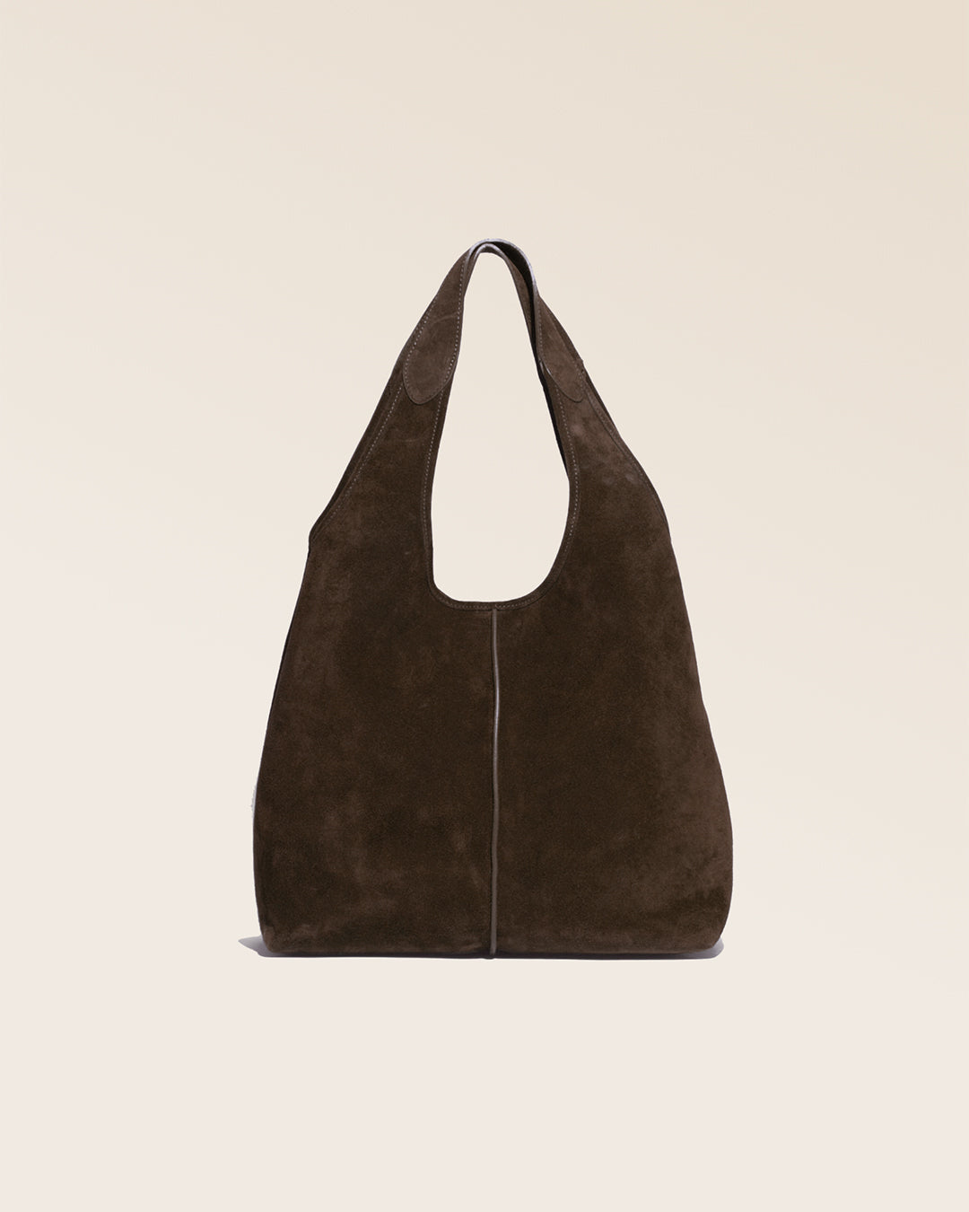 Notre sac Valentine Renouard en cuir veau velours espresso vu de face en studio.