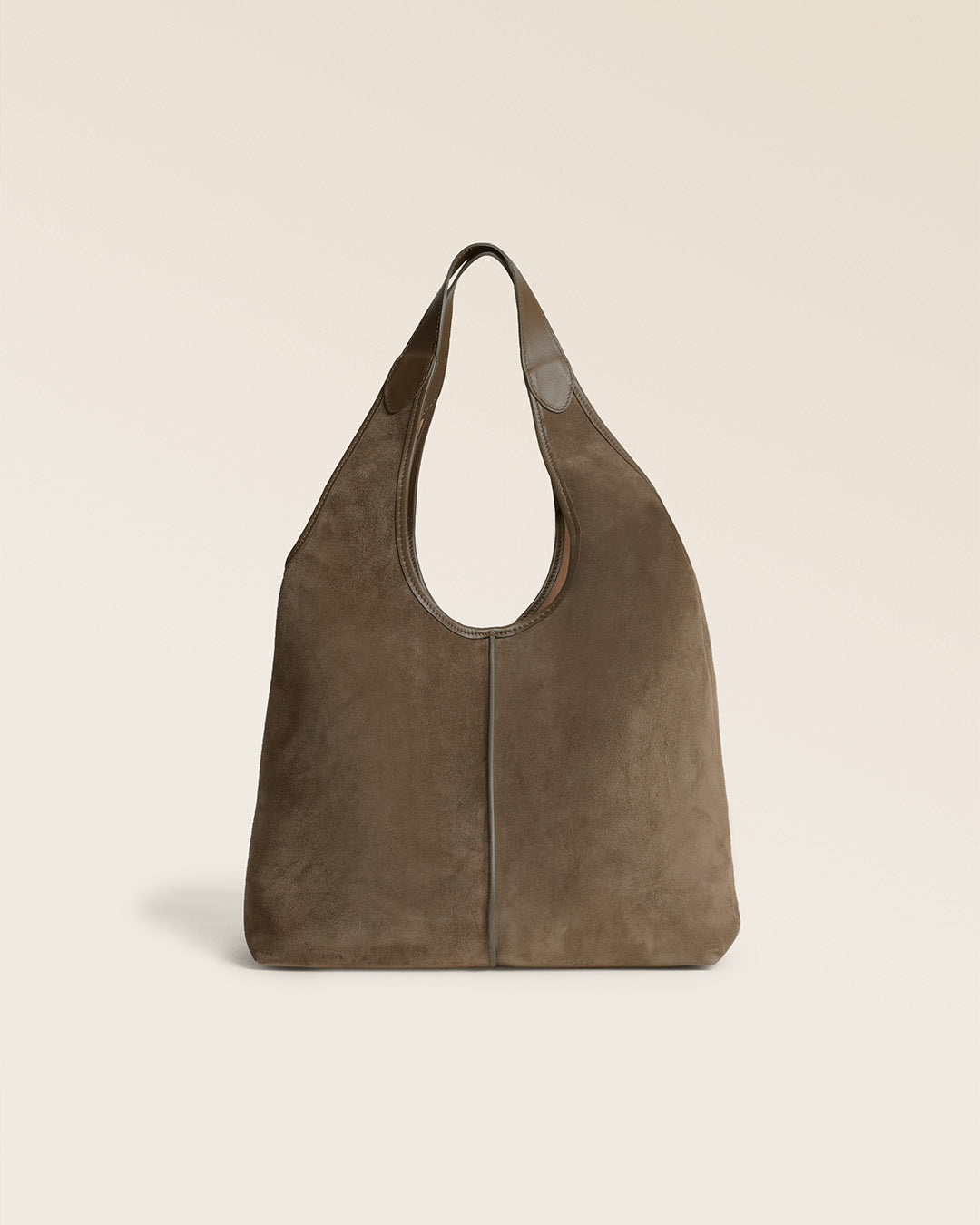 Le sac Valentine Renouard en cuir veau velours truffe, vu de dos en ambiance.