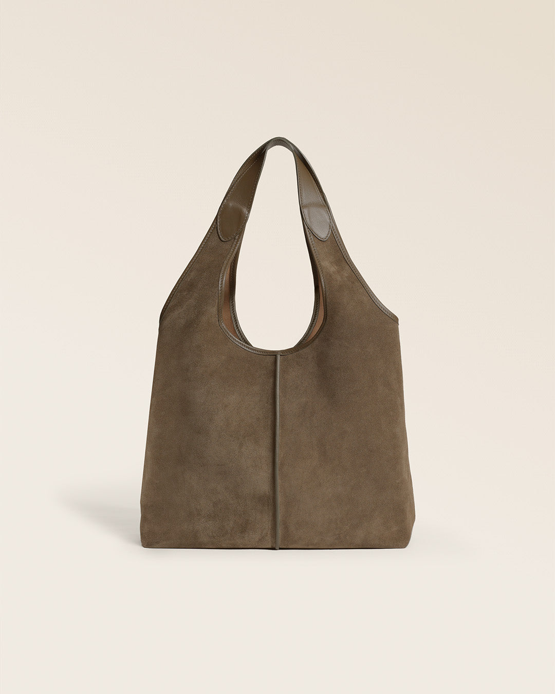 Le sac Valentine Renouard en cuir veau velours truffe, vu de face en ambiance.