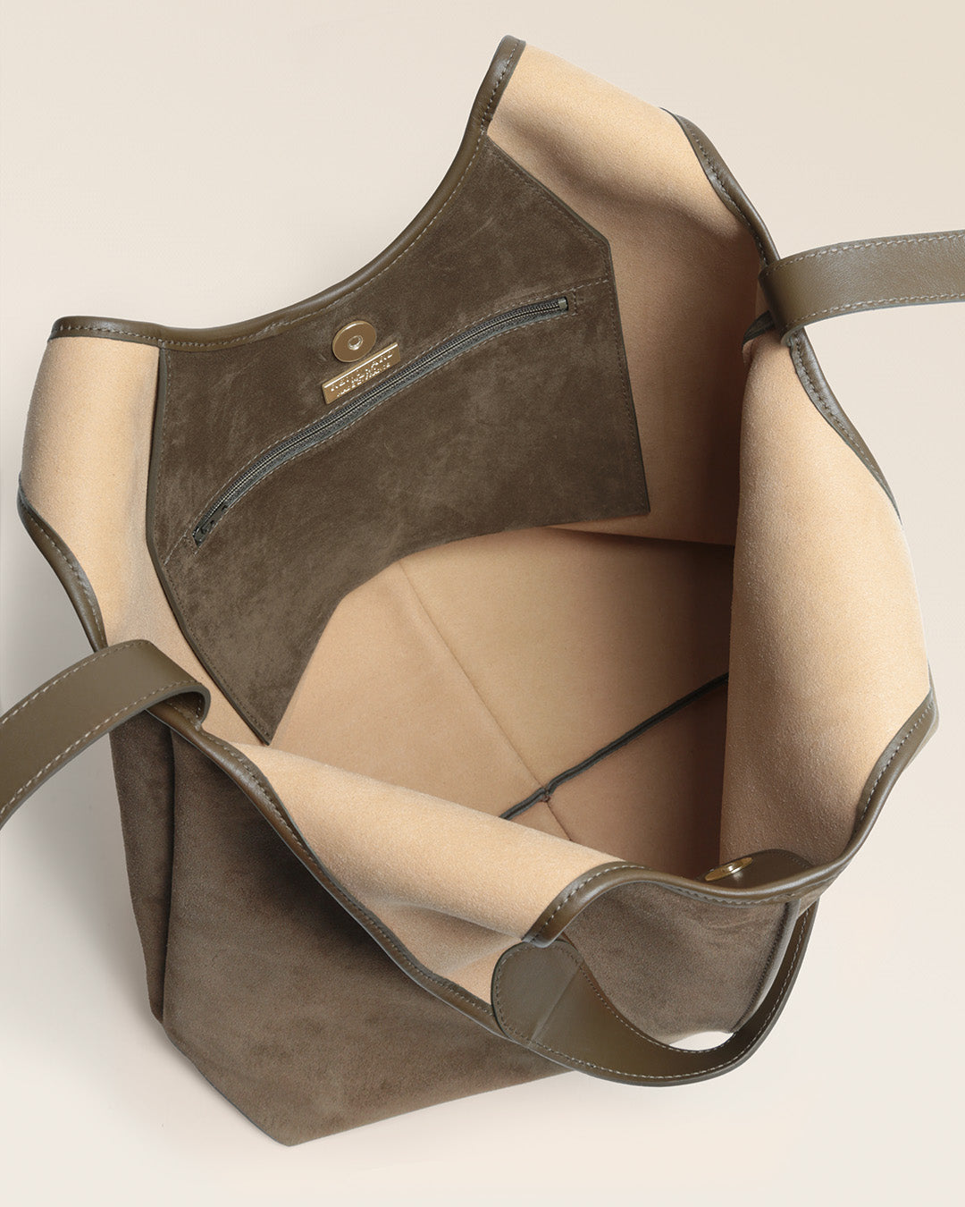 Le sac Valentine Renouard en cuir veau velours truffe, vu ouvert en ambiance.