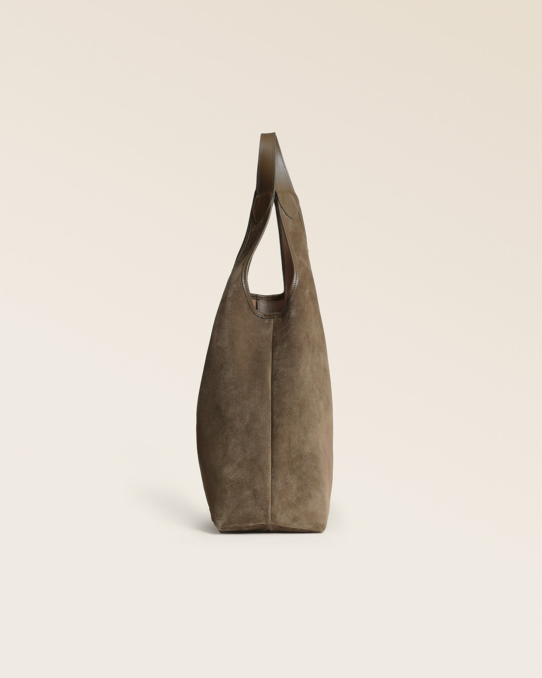 Le sac Valentine Renouard en cuir veau velours truffe, vu de profil en ambiance.