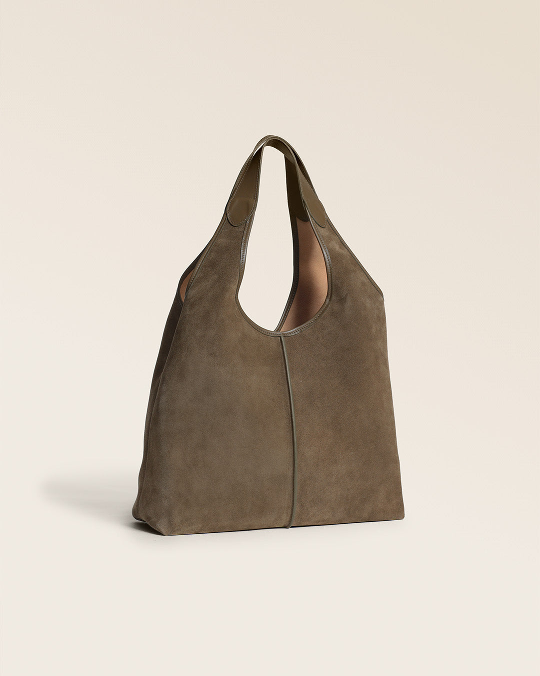 Le sac Valentine Renouard en cuir veau velours truffe, vu de quart en ambiance.