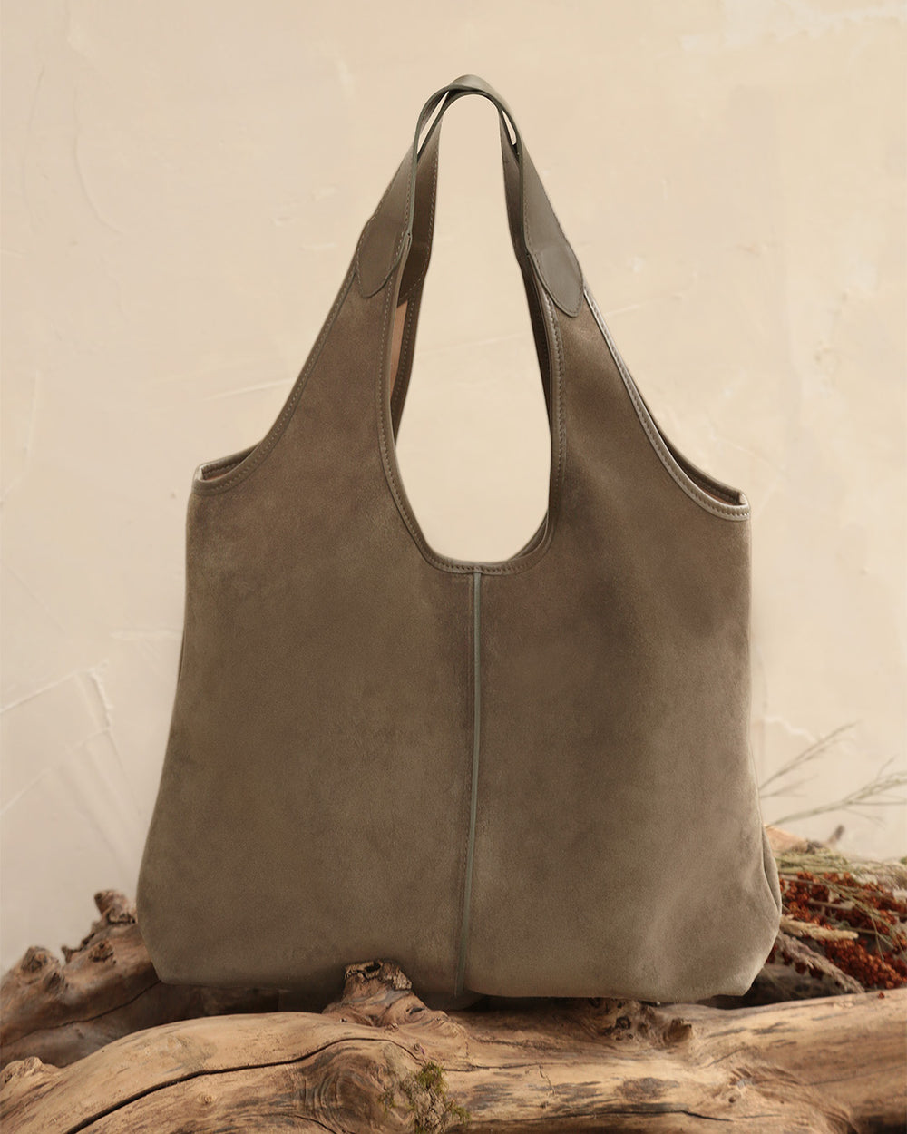 Le sac Valentine Renouard en cuir veau velours truffe, vu de face en ambiance.