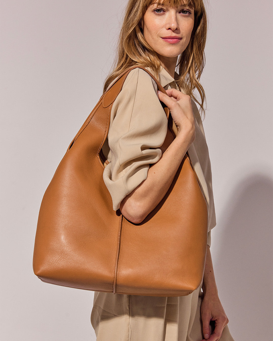 Notre sac Valentine Renouard, en cuir vintage camel, vu porté par notre mannequin. 