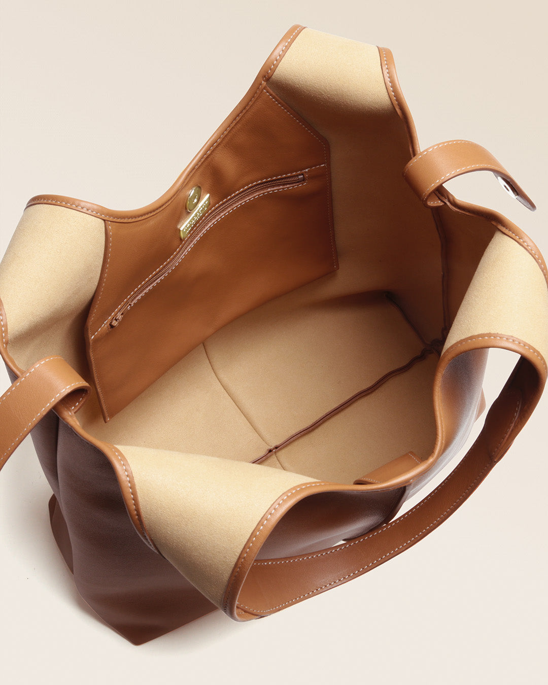 Notre sac Valentine Renouard, en cuir vintage camel, vu de l'intérieur en studio.