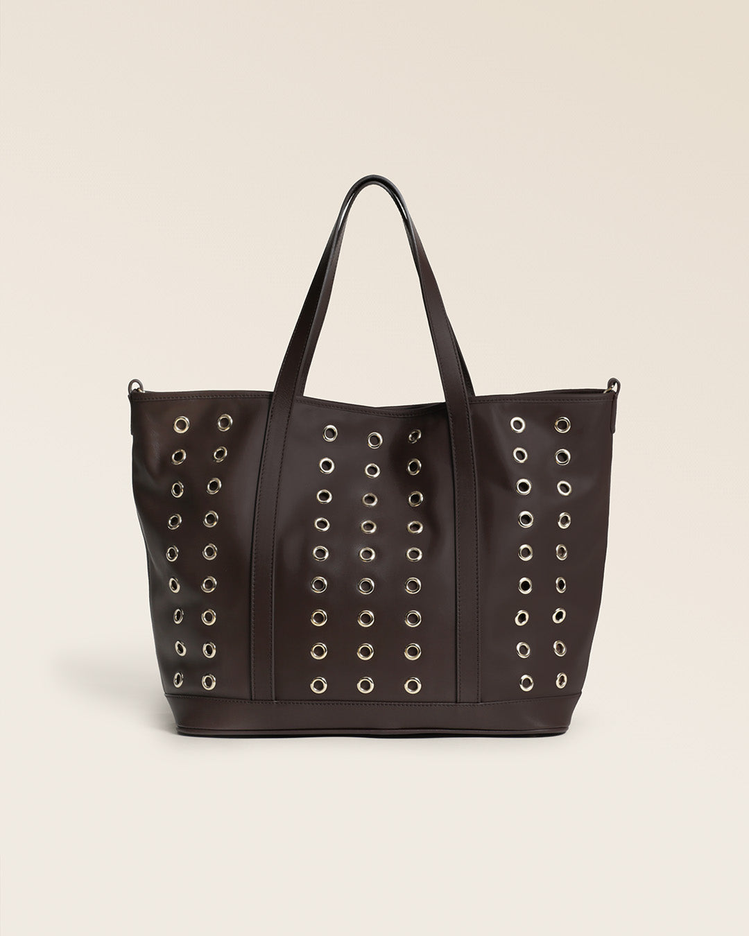 Le sac Zanzibar Renouard en cuir lisse ébène et ses oeillets dorés, vu de dos en studio.