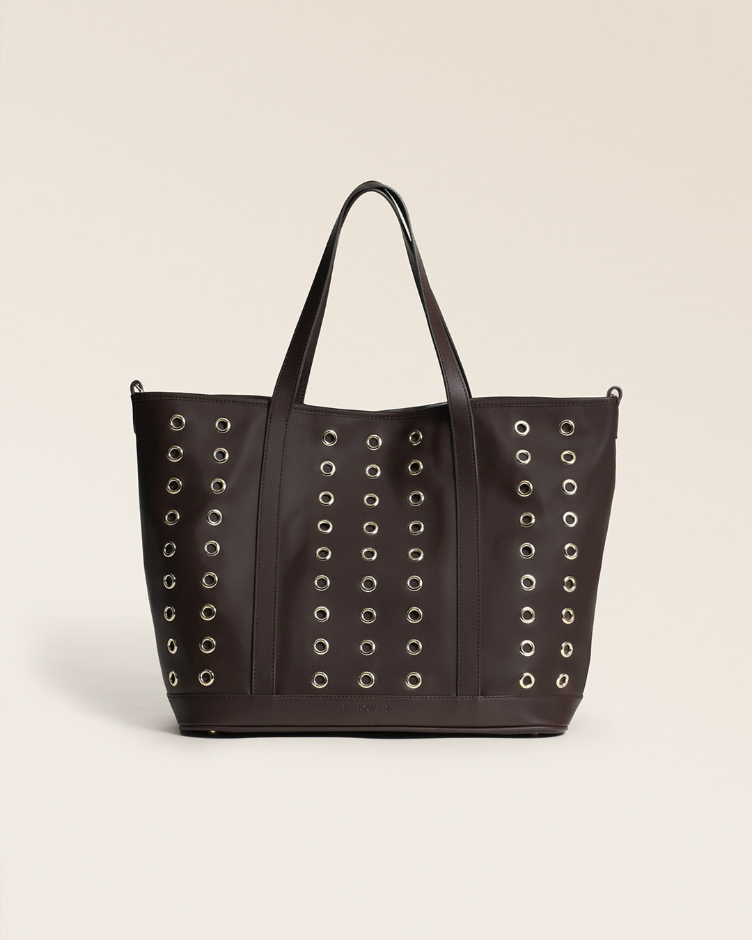 Le sac Zanzibar Renouard en cuir lisse ébène et ses oeillets dorés, vu de face en studio.