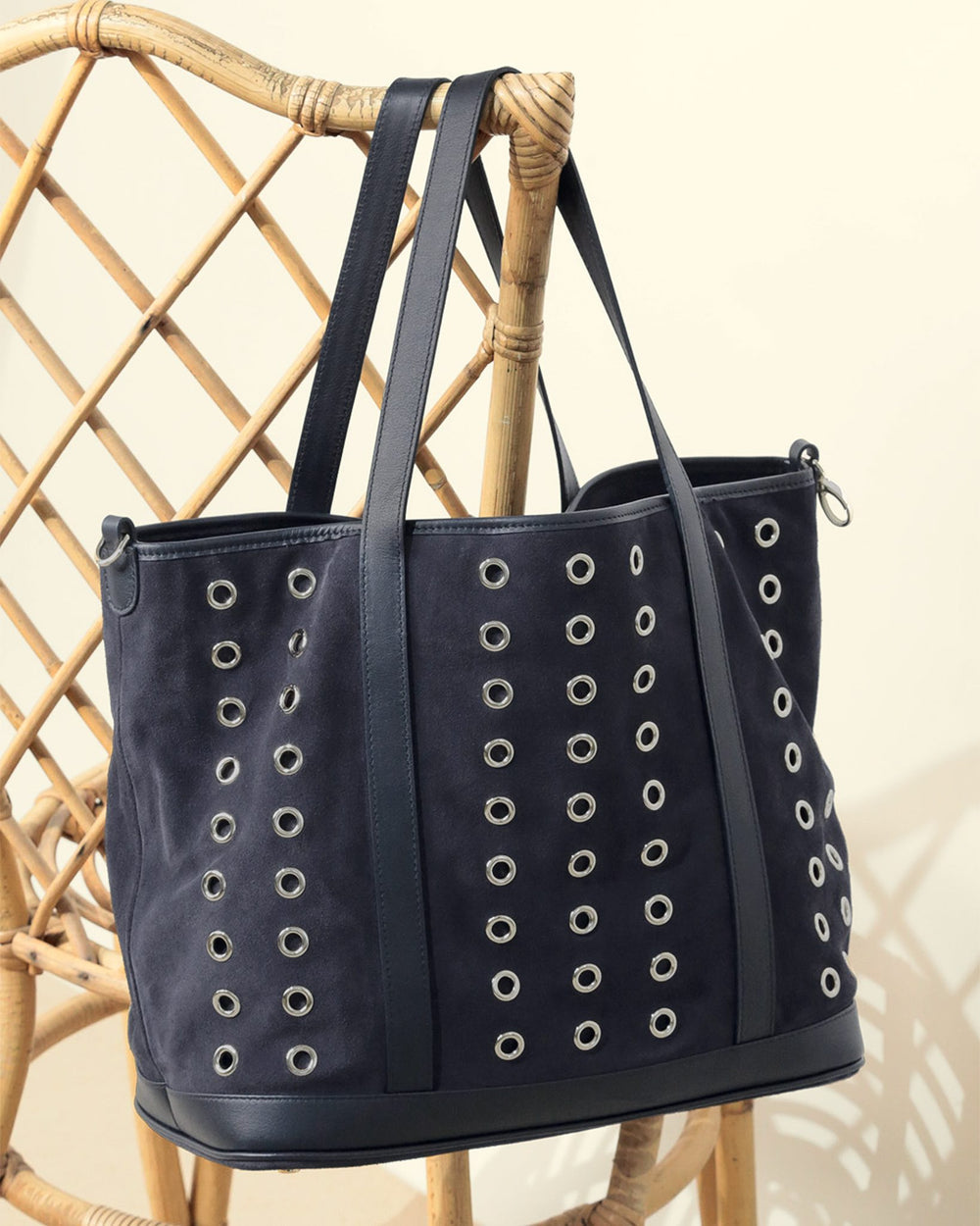 Notre sac Zanzibar Renouard en cuir veau velours encre, vu de face en ambiance.