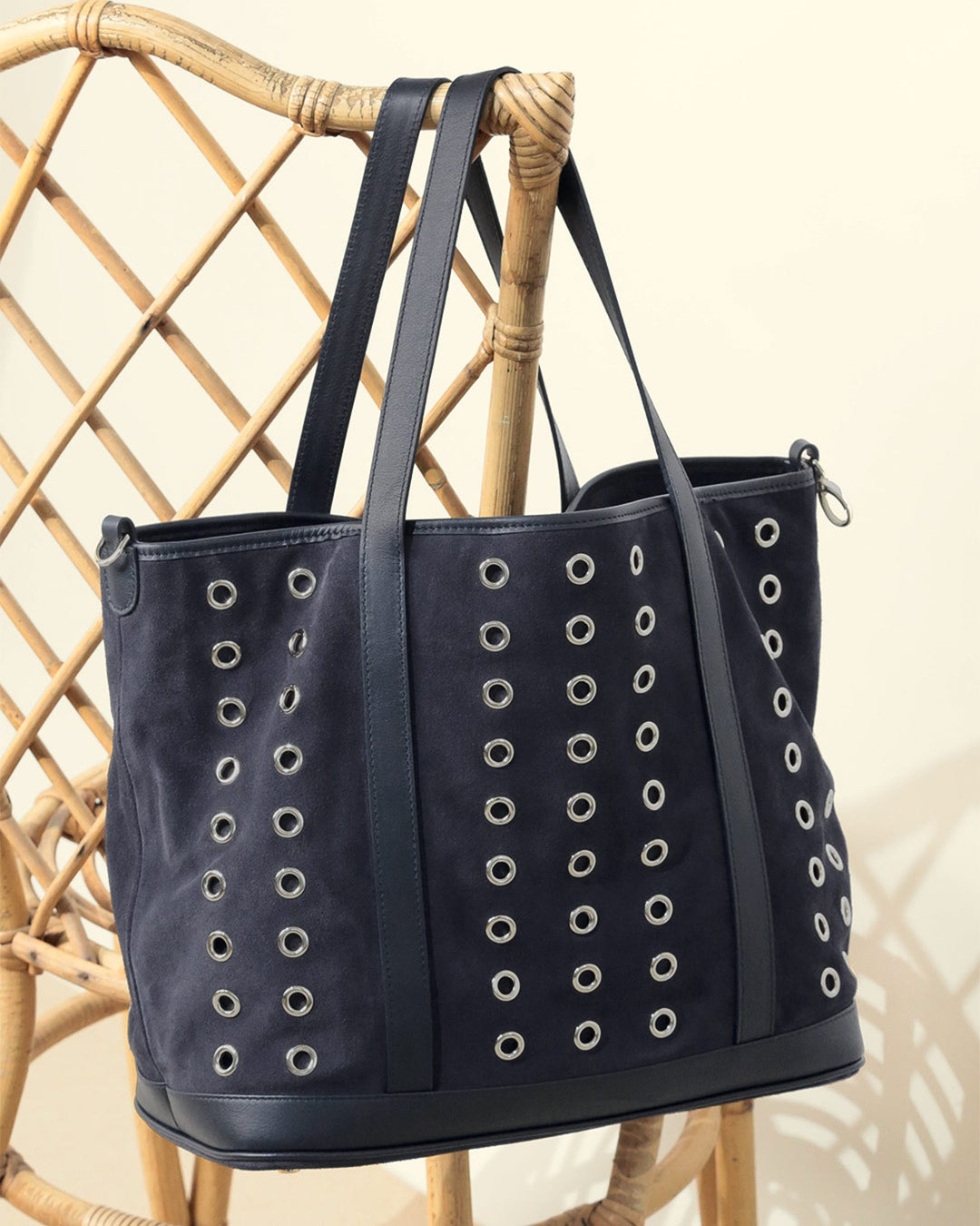 Notre sac Zanzibar Renouard en cuir veau velours encre, vu de face en ambiance.