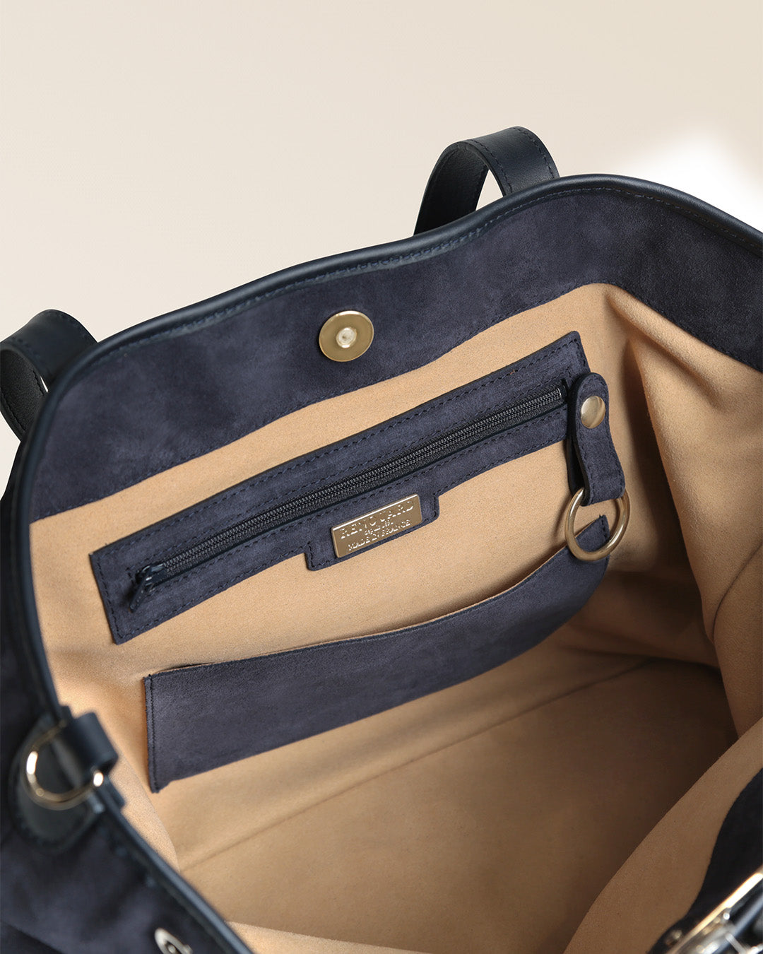 Notre sac Zanzibar Renouard en cuir veau velours encre, vu de l'intérieur en studio.