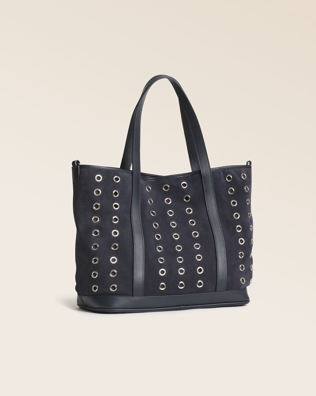 Notre sac Zanzibar Renouard en cuir veau velours encre, vu de quart en studio.