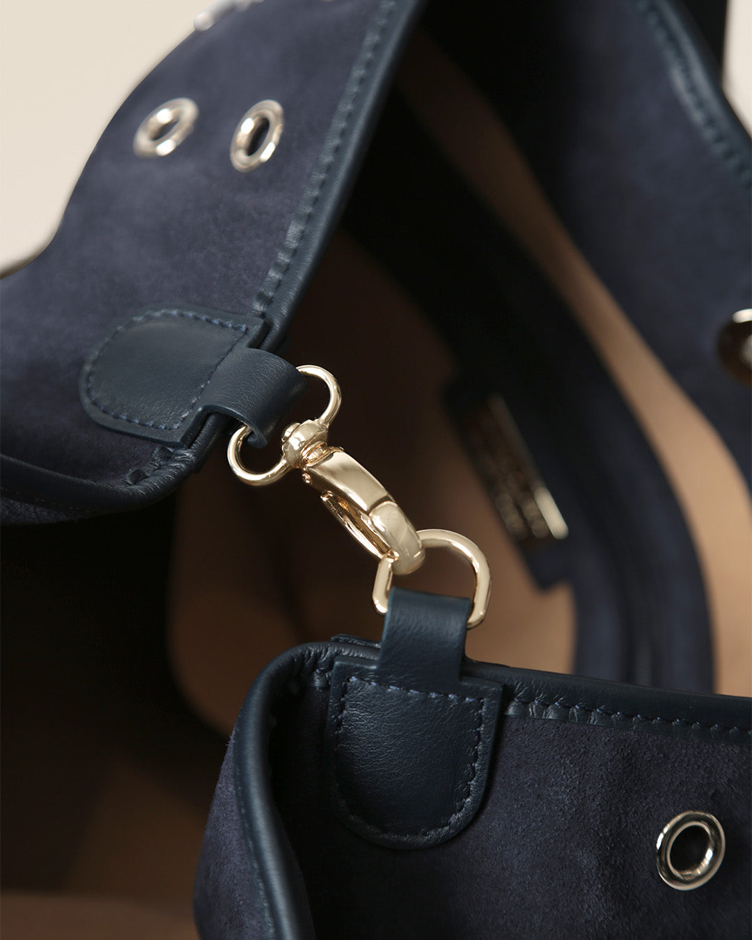 Notre sac Zanzibar Renouard en cuir veau velours encre, vu de près en studio.