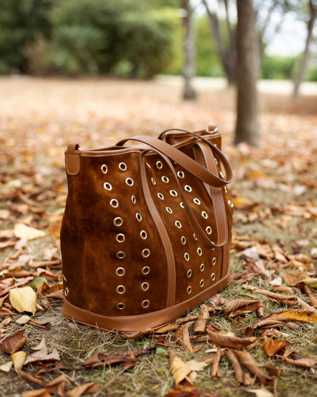 Le sac Zanzibar Renouard en cuir veau velours noisette et lisse camel, vu de quart en ambiance.