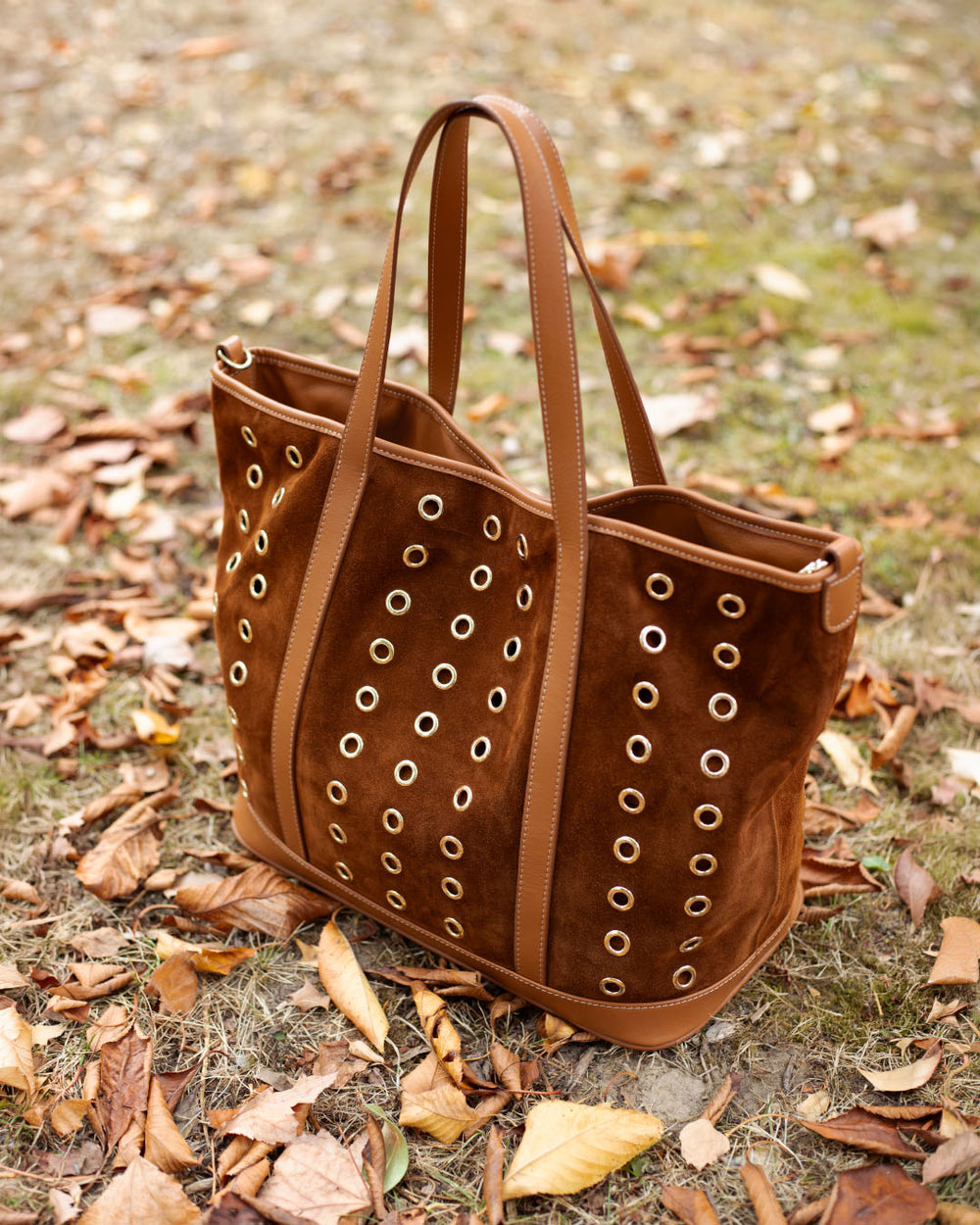 Le sac Zanzibar Renouard en cuir veau velours noisette et lisse camel, vu de quart en ambiance.