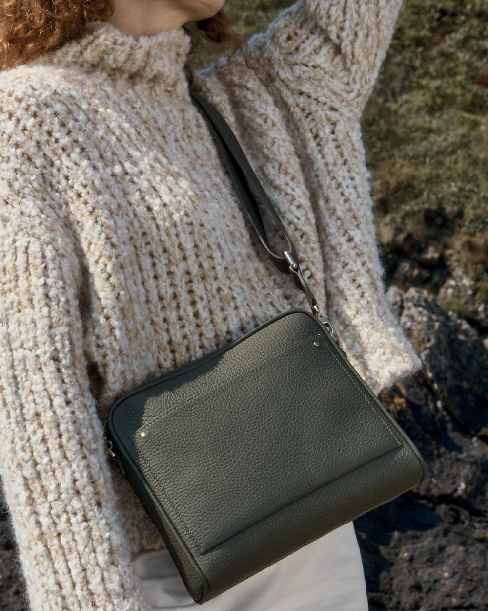 Notre sac Zoom en cuir façon vigogne kaki et bandoulière cuir vu de face porté par notre mannequin. 