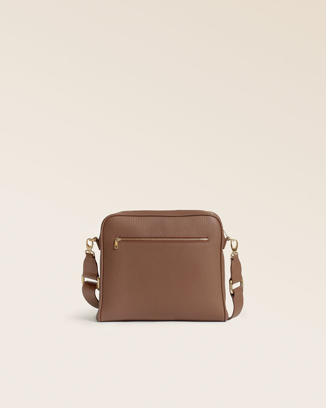 Le sac Zoom Renouard en cuir façon vigogne fauve et sa bandoulière cuir assortie, vu de dos en studio.