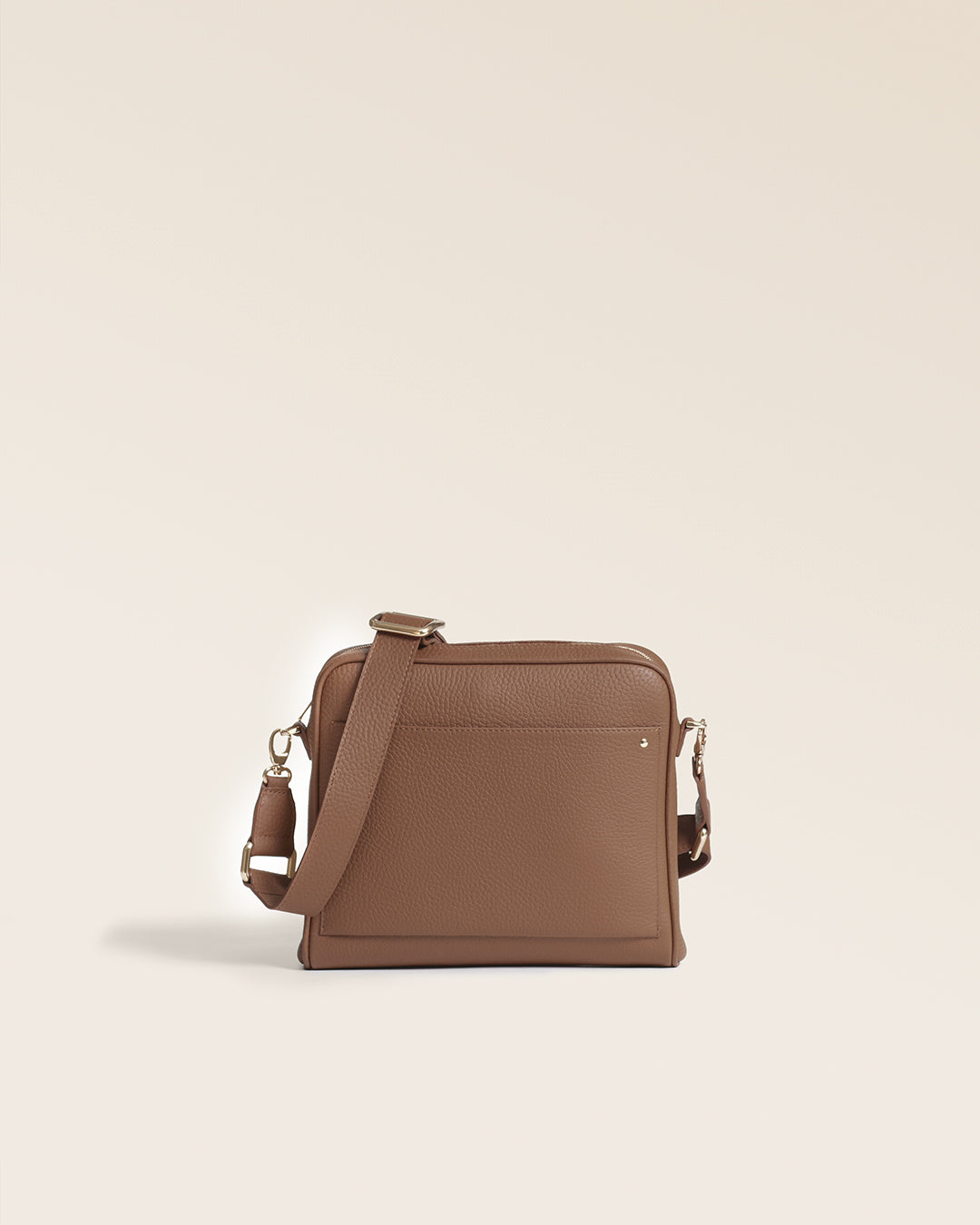 Le sac Zoom Renouard en cuir façon vigogne fauve et sa bandoulière cuir assortie, vu de face en studio.