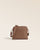 Le sac Zoom Renouard en cuir façon vigogne fauve et sa bandoulière cuir assortie, vu de face en studio.