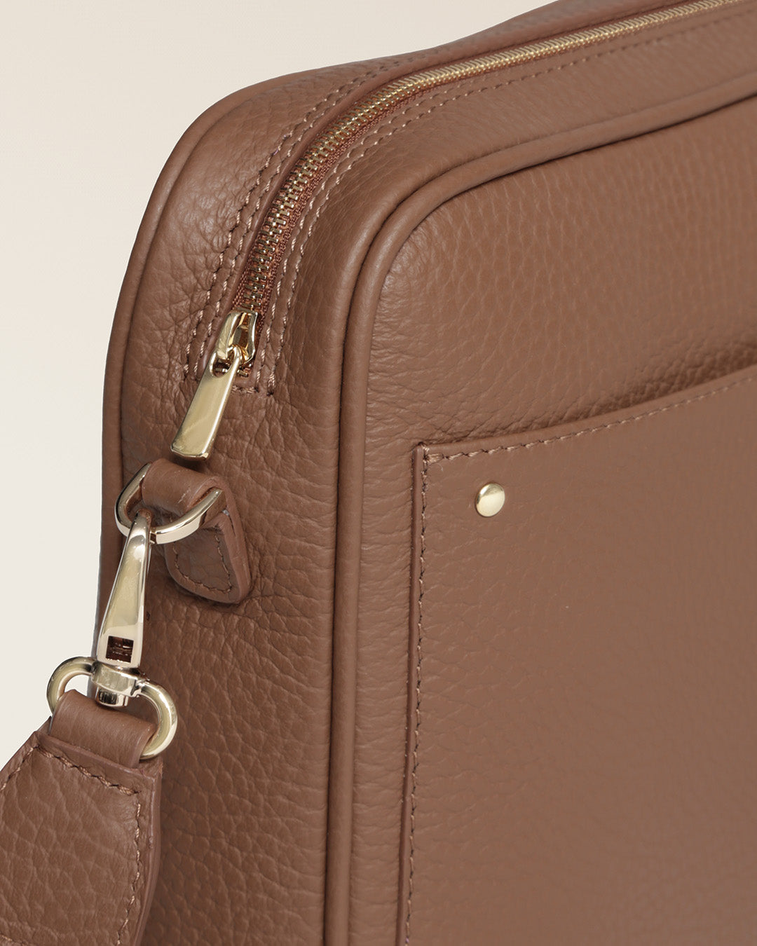 Le sac Zoom Renouard en cuir façon vigogne fauve et sa bandoulière cuir assortie, vu de près en studio.