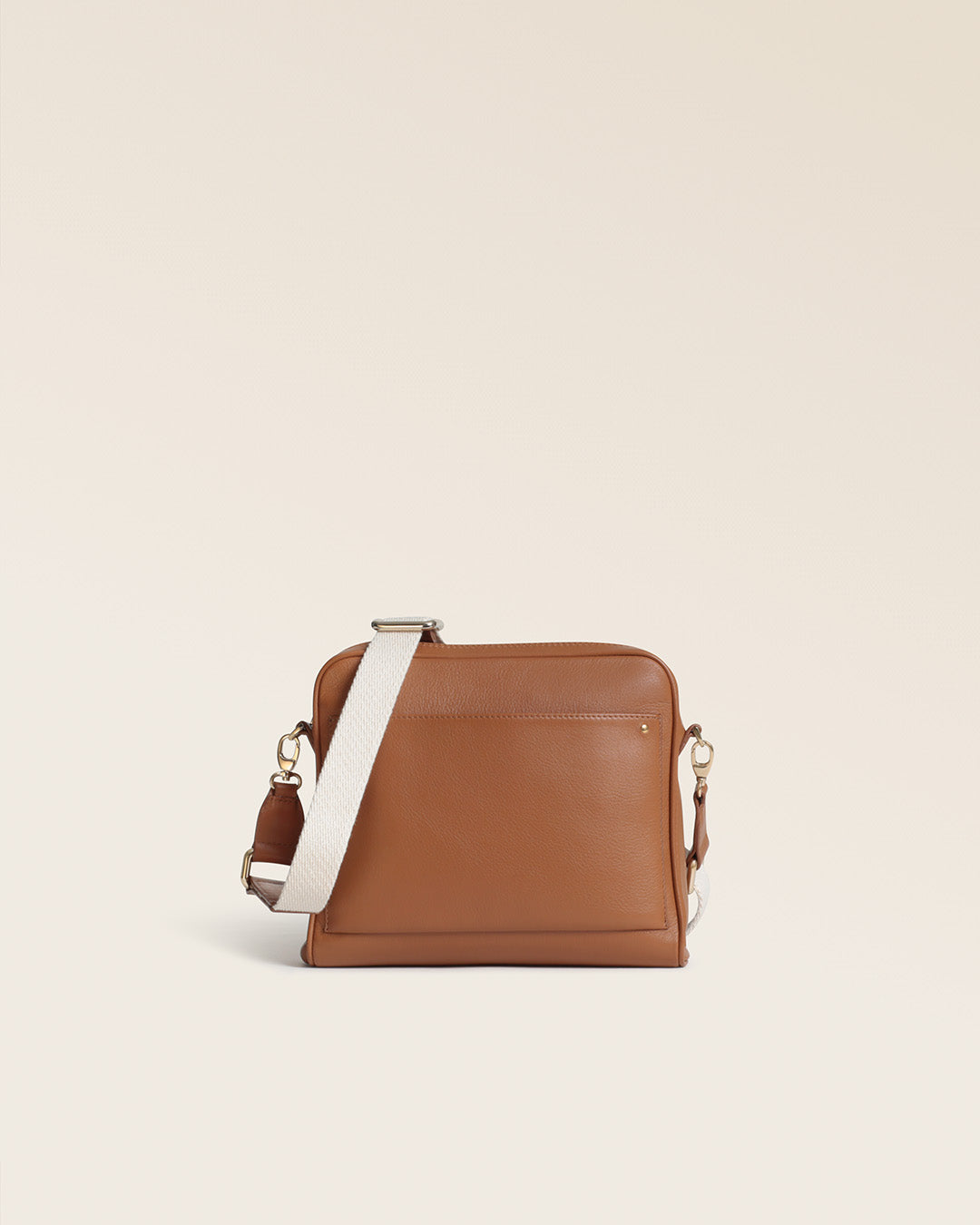 Notre sac Zoom Renouard en cuir vintage camel, vu de face en studio.